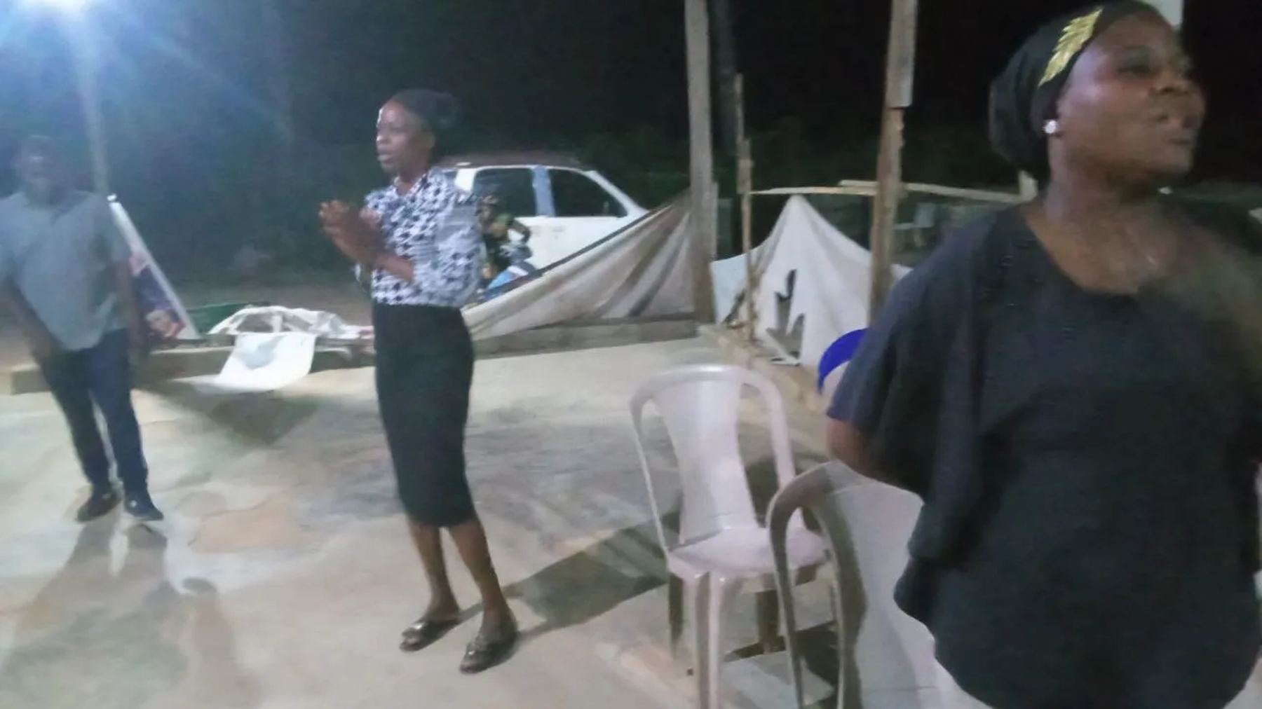 Women praying aloud at the evening outreach